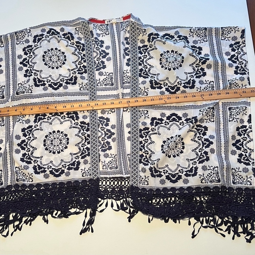 EUC Jolt Women's Sleeveless Front Poncho Top Fringe Black And White Size Small - Picture 3 of 5